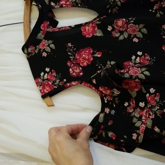 Black floral shoulder cutout blouse - Picture 6 of 9